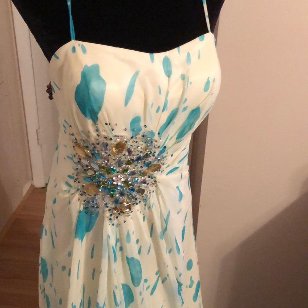 Stunning Couture gown with small train. - Picture 2 of 7